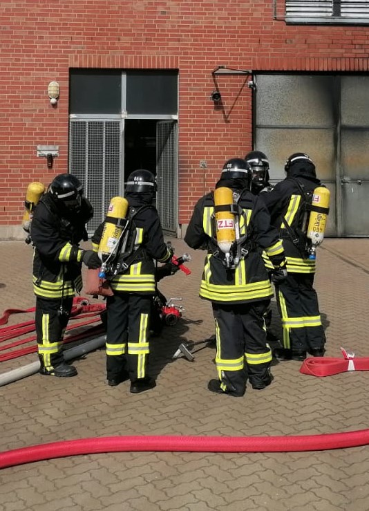 Ausbildung im Brandhaus des Institut für Brand- und Katastrophenschutz Heyrothsberge