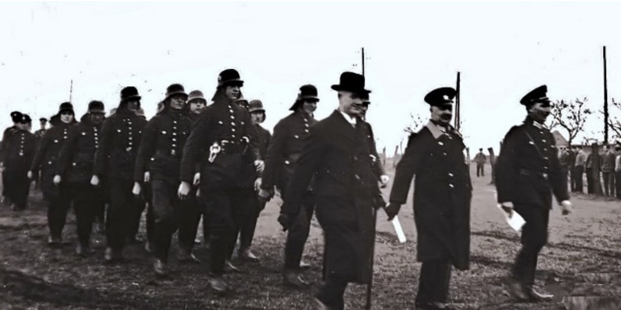 Feuerwehr Kleinkugel 1940 in der Lindenstraße beim Hochwassereinsatz mit TS 4